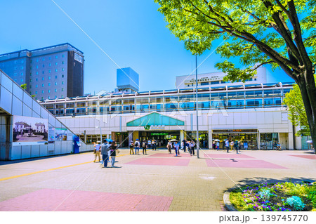 日本の横浜都市景観5月18日。夏日…新緑に映える桜木町駅や電車などを望む。ぴおシティの屋上は白看板… 日本の横浜都市景観5月18日。夏日…新緑に映える桜木町駅や電車などを望む。ぴおシティの屋上は白看板… 139745770