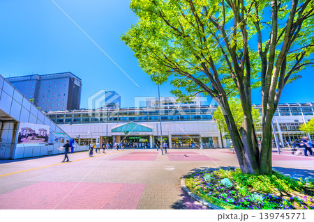 日本の横浜都市景観5月18日。夏日…新緑に映える桜木町駅や電車などを望む。ぴおシティの屋上は白看板… 139745771