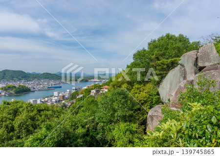 広島県尾道市 千光寺公園の鼓岩と尾道水道を望む風景 広島県尾道市 千光寺公園の鼓岩と尾道水道を望む風景 139745865