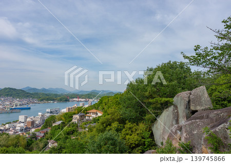 広島県尾道市 千光寺公園の鼓岩と尾道水道を望む風景 広島県尾道市 千光寺公園の鼓岩と尾道水道を望む風景 139745866