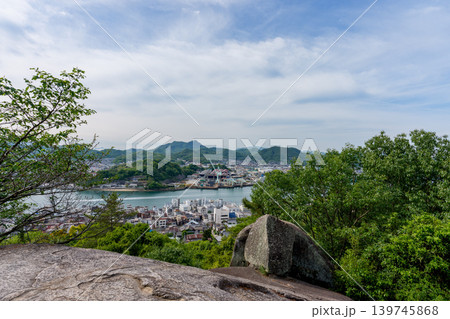 広島県尾道市 千光寺公園の鼓岩と尾道水道を望む風景 広島県尾道市 千光寺公園の鼓岩と尾道水道を望む風景 139745868