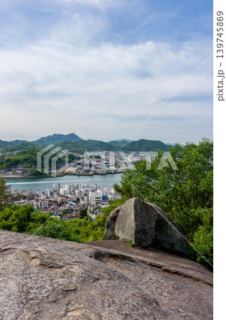 広島県尾道市 千光寺公園の鼓岩と尾道水道を望む風景 広島県尾道市 千光寺公園の鼓岩と尾道水道を望む風景 139745869