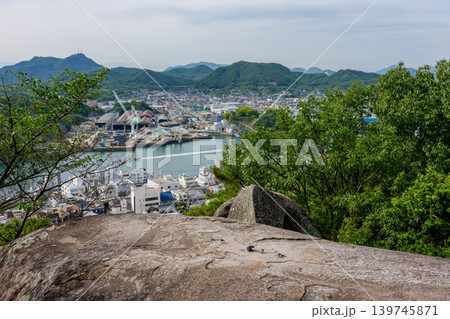 広島県尾道市 千光寺公園の鼓岩と尾道水道を望む風景 広島県尾道市 千光寺公園の鼓岩と尾道水道を望む風景 139745871