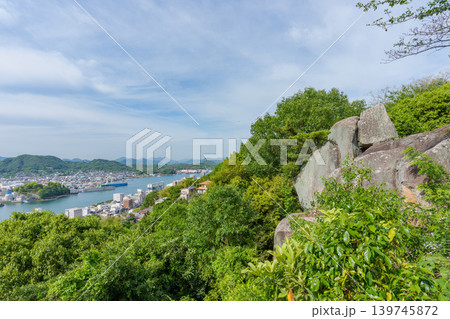 広島県尾道市 千光寺公園の鼓岩と尾道水道を望む風景 広島県尾道市 千光寺公園の鼓岩と尾道水道を望む風景 139745872