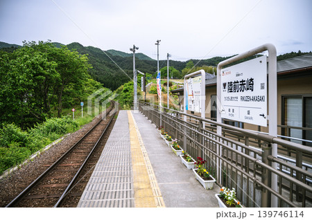 緑豊かな山間部にある無人駅のホームと駅名標の風景 139746114