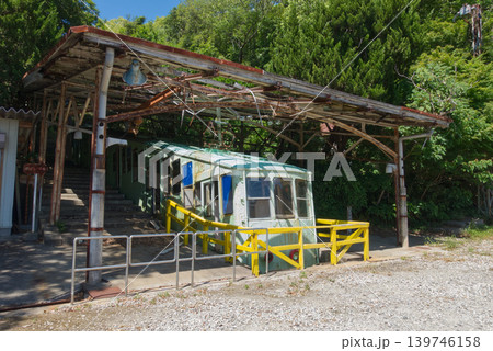 香川県高松市にある屋島ケーブル(屋島登山鉄道)の廃駅乗り場跡と保存車両(義経号・弁慶号) 香川県高松市にある屋島ケーブル(屋島登山鉄道)の廃駅乗り場跡と保存車両(義経号・弁慶号) 139746158