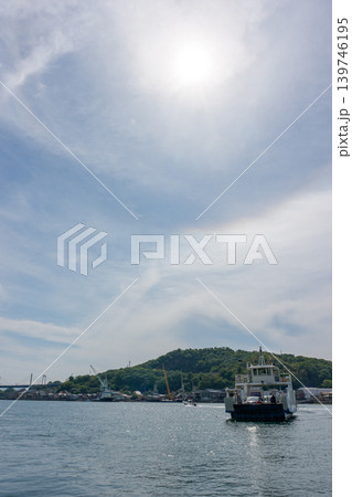 尾道から望む向島と渡船 しまなみ海道の穏やかな風景 尾道から望む向島と渡船 しまなみ海道の穏やかな風景 139746195