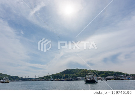 尾道から望む向島と渡船 しまなみ海道の穏やかな風景 尾道から望む向島と渡船 しまなみ海道の穏やかな風景 139746196