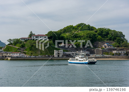 尾道から望む向島と渡船 しまなみ海道の穏やかな風景 尾道から望む向島と渡船 しまなみ海道の穏やかな風景 139746198