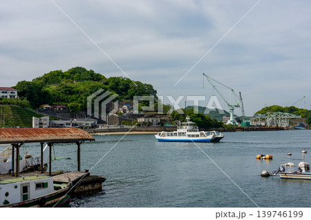 尾道から望む向島と渡船 しまなみ海道の穏やかな風景 139746199