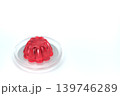 透明な皿に乗った赤いゼリー 斜め上から 白背景 3Dレンダリング 139746289