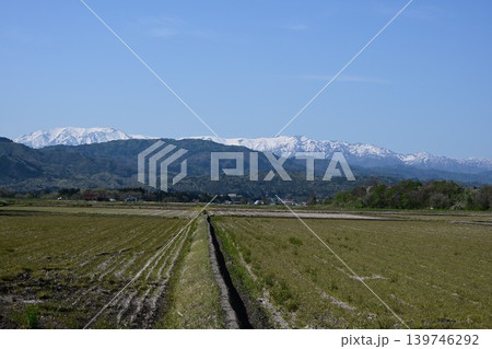 残雪残る　早春の飯豊連峰　喜多方から望む 139746292