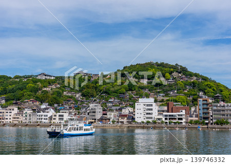向島から望む渡船と尾道の街並み 瀬戸内海の風景 向島から望む渡船と尾道の街並み 瀬戸内海の風景 139746332