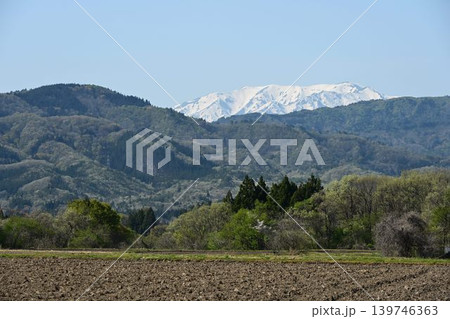 残雪残る 早春の飯豊連峰 喜多方から望む 残雪残る 早春の飯豊連峰 喜多方から望む 139746363