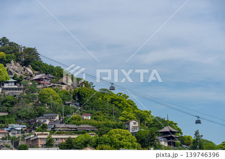 向島から望む尾道の街並みと千光寺山ロープウェイ 向島から望む尾道の街並みと千光寺山ロープウェイ 139746396