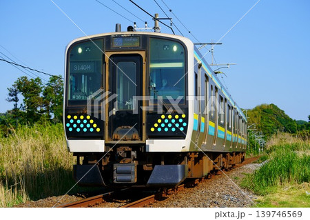 内房線で運転するE131系　ワンマン列車 139746569