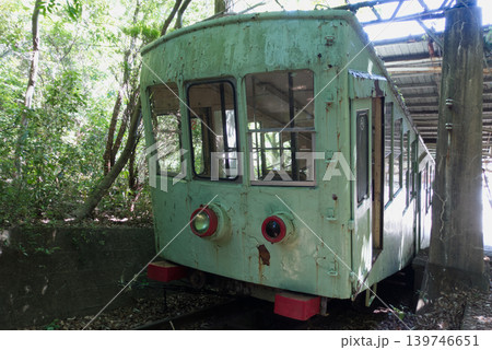 香川県高松市の屋島ケーブル(屋島登山鉄道)跡に静かに佇む保存車両(弁慶号) 香川県高松市の屋島ケーブル(屋島登山鉄道)跡に静かに佇む保存車両(弁慶号) 139746651