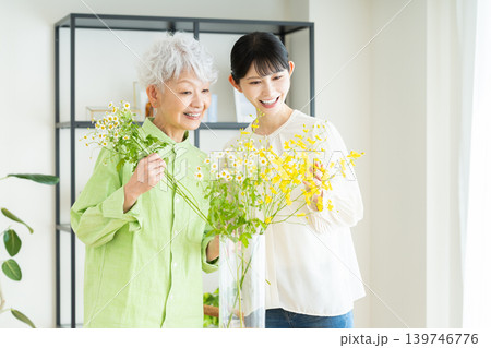 花を生けるシニアの親子 139746776