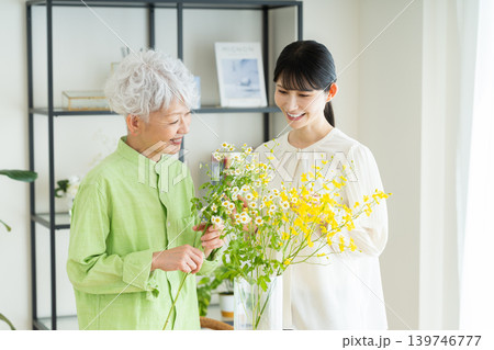 花を生けるシニアの親子 花を生けるシニアの親子 139746777