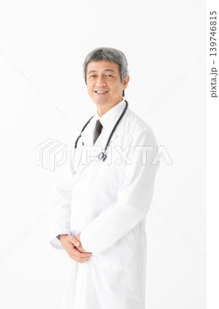 医療　白衣の男性　聴診器 139746815