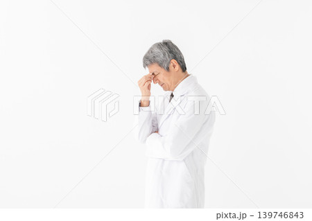 医療　白衣の男性　考える 139746843