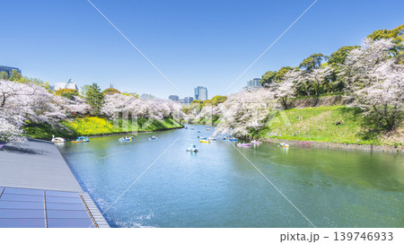 春の千鳥ヶ淵公園　青空に映える桜と都市の風景【東京都・千代田区】 139746933