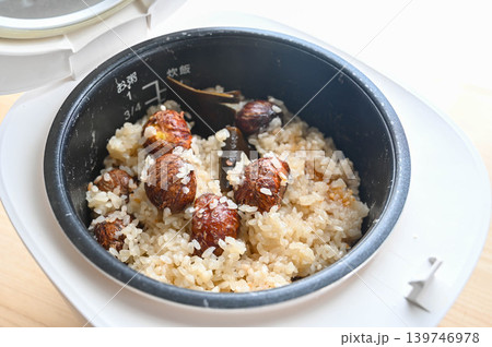 炊飯器で炊いた渋皮つきの栗おこわ 炊飯器で炊いた渋皮つきの栗おこわ 139746978