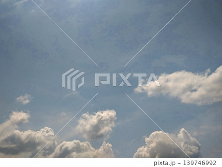 青空に浮かぶ白雲が印象的な夏の空風景 139746992