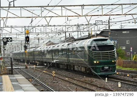TWILIGHT EXPRESS 瑞風 東海道本線 彦根駅を行く TWILIGHT EXPRESS 瑞風 東海道本線 彦根駅を行く 139747290