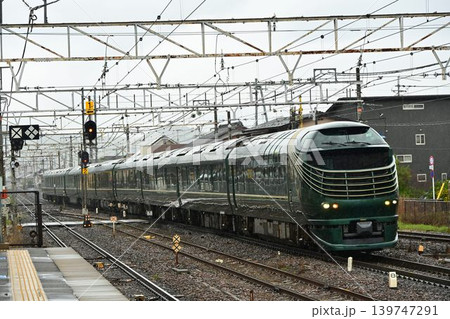 TWILIGHT EXPRESS 瑞風 東海道本線 彦根駅を行く TWILIGHT EXPRESS 瑞風 東海道本線 彦根駅を行く 139747291