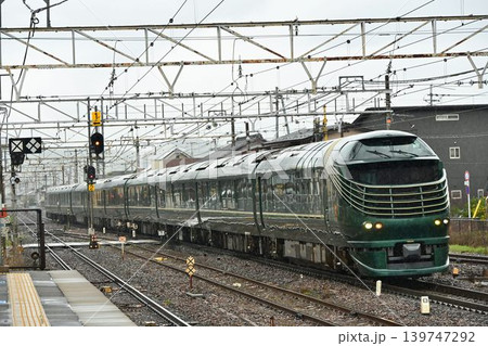 TWILIGHT EXPRESS 瑞風 東海道本線 彦根駅を行く TWILIGHT EXPRESS 瑞風 東海道本線 彦根駅を行く 139747292