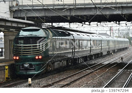 TWILIGHT EXPRESS 瑞風　東海道本線　彦根駅を行く 139747294