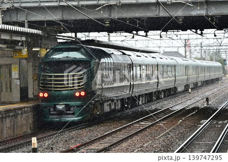 TWILIGHT EXPRESS 瑞風 東海道本線 彦根駅を行く TWILIGHT EXPRESS 瑞風 東海道本線 彦根駅を行く 139747295