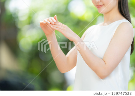 新緑　女性　ビューティー　手元 139747528