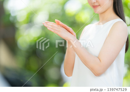 新緑 女性 ビューティー 手元 新緑 女性 ビューティー 手元 139747529