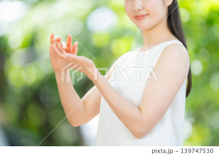 新緑 女性 ビューティー 手元 新緑 女性 ビューティー 手元 139747530