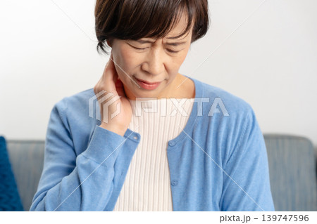 女性　肩こり　首こり　頭痛 139747596