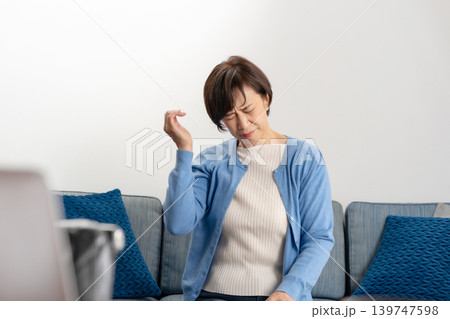 女性 肩こり 首こり 頭痛 女性 肩こり 首こり 頭痛 139747598