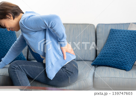 女性 腰痛 女性 腰痛 139747603