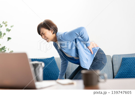 女性 腰痛 女性 腰痛 139747605