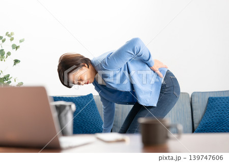 女性　腰痛 139747606