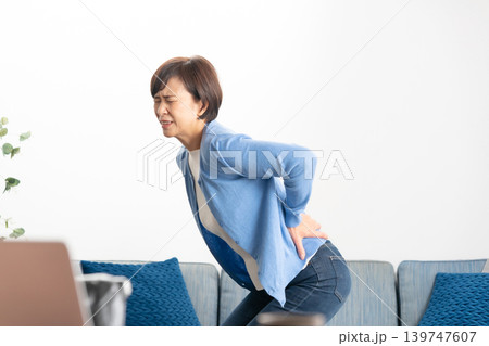 女性　腰痛 139747607