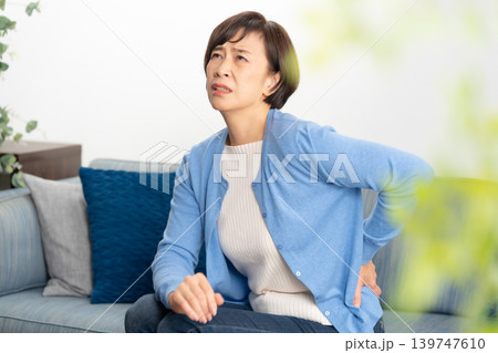 女性　腰痛 139747610