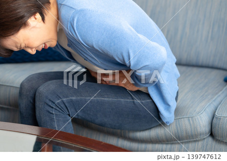 女性 腹痛 女性 腹痛 139747612