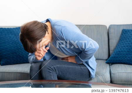 女性　腹痛 139747613