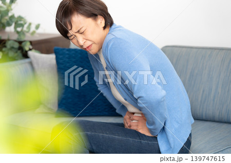 女性 腹痛 女性 腹痛 139747615