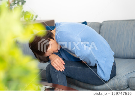 女性　腹痛 139747616