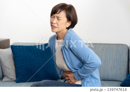 女性　腹痛 139747618
