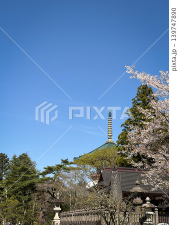 春の成田山と平和大塔の風景 139747890