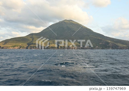 トカラ列島の北端にある火山島 口之島 トカラ列島の北端にある火山島 口之島 139747969